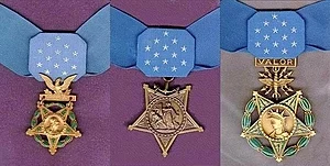 Van links naar rechts, de medailles van het leger, de marine en de luchtmacht.