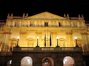 Teatro alla Scala Milanossa yöllä.  