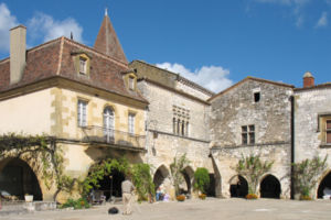 Les bastides sont des villes qui se caractérisent par une place principale avec des arcades. Celle-ci se trouve dans la ville de Monpazier, en Dordogne.