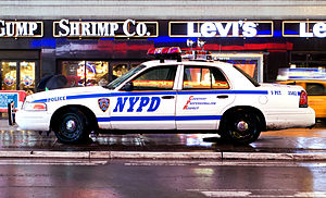  Ein Fahrzeug der New Yorker Polizei