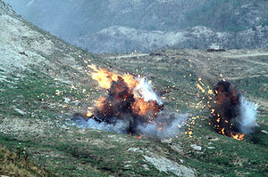 Napalm bommen ontploffen nadat ze zijn gedropt door een F-4E Phantom II vliegtuig van de Republiek Korea tijdens een live-fire oefening.