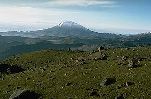 O topo de uma montanha chamada vulcão Nevado del Tolima