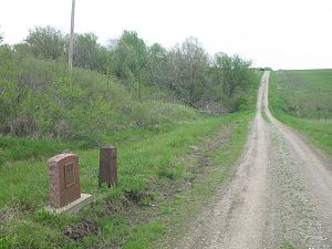 Początek linii Sullivan, niedaleko Sheridan, w Missouri. Różowy pomnik pamięta Wojnę Miodową.