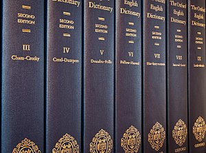 Az OED második kiadásának nyomtatott változatának húsz kötete közül hét kötet.