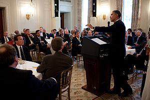 President Barack Obama beantwoordt vragen van de National Governors Association in de State Dining Room van het Witte Huis, 22 februari 2010.