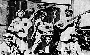 Sexteto Occidente, Nova York 1926 voltar: Maria Teresa Vera (violão), Ignacio Piñeiro (contrabaixo), Julio Torres Biart (tres); frente: Miguelito Garcia (clavé), Manuel Reinoso (bongó) e Francisco Sánchez (maracas)