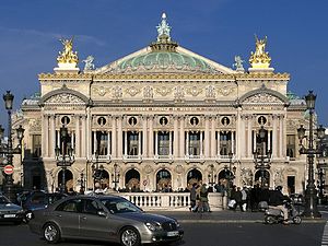 Palais Garnierin edustalla talviauringossa, valokuvaaja Eric Pouhier.  