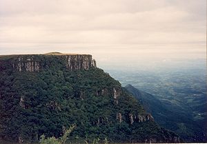 O stâncă din provincia magmatică Paraná, Brazilia. Parte a unei uriașe curgeri de lavă de acum 128 până la 138 milioane de ani. Părți ale acestui eveniment pot fi văzute în capcanele Etendeka din Namibia și Angola. Aceste zone au fost atinse în Pangeea