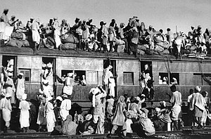 Een overvolle trein met vluchtelingen tijdens de opdeling van India in 1947. Dit wordt beschouwd als de grootste migratie in de geschiedenis van de mensheid. Het dwong miljoenen mensen tot ontheemding.