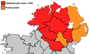 Οι κομητείες του Ulster (σύγχρονα όρια) που αποικίστηκαν κατά τη διάρκεια των φυτειών. Ο χάρτης αυτός είναι απλουστευμένος, καθώς η έκταση της γης που πραγματικά αποικίστηκε δεν κάλυπτε ολόκληρη τη σκιασμένη περιοχή.