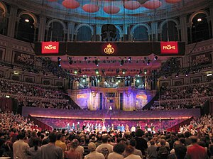 Promenadikonsertti Royal Albert Hallissa vuonna 2004. Sir Henry Woodin rintakuva näkyy urkujen edessä.  