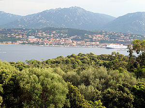 Velkolepé pobřeží Korsiky je hlavním motorem cestovního ruchu (zde u města Propriano).