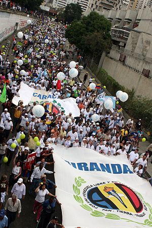Tuhannet venezuelalaiset kokoontuvat RCTV:n tueksi  