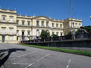 Het voormalige Keizerlijk Paleis in betere tijden. Het huisvestte het Nationaal Museum  