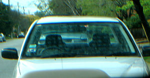 Polariserende solbriller afslører spændinger i bilruden (se teksten for forklaring.)  