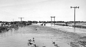Overstroming van de Republican River op 24 juni 1947 op de grens van Jewell County, Kansas en Republic County, Kansas nabij Hardy, Nebraska en Webber, Kansas, even ten zuiden van Nebraska NE-8 op de Kansas 1 Rd/CR-1 brug over de Republican River. Het normale overstromingspeil van de rivier is bij de boomgrens op de voorgrond.  