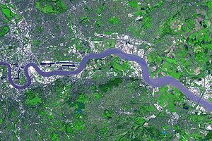 De Theems in Londen, Engeland. Mensen leven al duizenden jaren langs de oevers van deze rivier.  