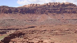 De Perm- tot Jura-stratigrafie van het Colorado Plateau in het zuidoosten van Utah, waaruit veel van de beroemde prominente rotsformaties in beschermde gebieden als Capitol Reef National Park en Canyonlands National Park zijn opgebouwd. Foto van Glen Canyon National Recreation Area, Utah.