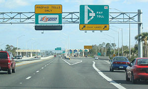 Un poste de péage à grande vitesse sur la SR 417 près d'Orlando, Floride, États-Unis