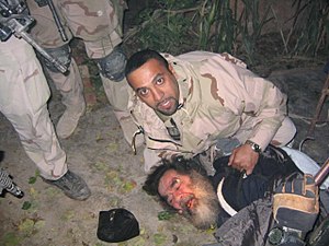 Amerikaanse soldaten nemen Saddam gevangen  