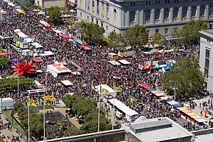 LGBTの平等を支持し、誇りを示すために何千人もの人々が行進する2012年のサンフランシスコ・プライド・フェスティバルの様子