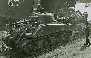 1944: Sherman tanks rollen van een amfibisch vliegdekschip tijdens de slag om Anzio.