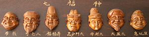 De la stânga la dreapta: Hotei, Jurōjin, Fukurokuju, Bishamonten, Benzaiten, Daikokuten, Ebisu.