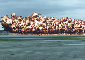 Een simulatie van een napalmexplosie op een luchtshow in 2003. In de bom zit een mix van napalm-B - f en benzine.