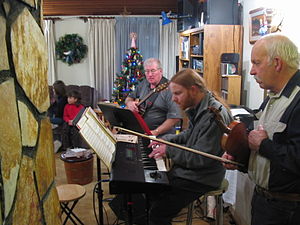 Uma família celebrando o Natal com música e cantando