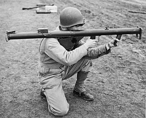 Een Amerikaanse soldaat richt een M1 Bazooka.