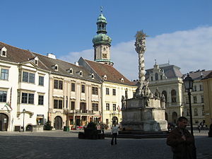 Het belangrijkste plein van Sopron is het oude Romeinse forum. Het heeft barokke gebouwen en het monument van de Heilige Drie-eenheid.  