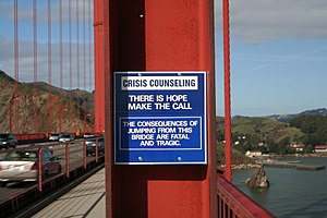 Az öngyilkosság megelőzésének módszereként ez a Golden Gate hídon elhelyezett tábla arra ösztönzi az ugrásra készülő embereket, hogy a hídon elhelyezett speciális telefonon keresztül hívják a krízis segélyvonalat.