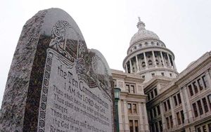 Stenmonument av de tio budorden på State Capitol i Austin, Texas.  