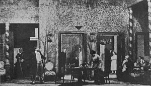 Ve skříňové scéně, jako je tato, která byla použita v inscenaci Višňového sadu Antona Čechova v Moskevském uměleckém divadle v roce 1904, tvoří tři stěny kulisy na jevišti, zatímco neviditelnou čtvrtou stěnu tvoří oblouk proscénia.