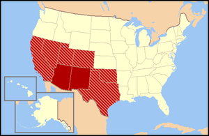 地域定義は資料によって異なる。濃い赤で示された州は通常含まれるが、縞模様の州の全部または一部はアメリカ南西部の一部とみなされる場合とそうでない場合がある。
