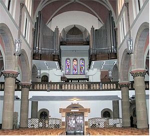 Dit orgel in Luxemburg heeft zijn pijpwerk in drie delen. De orgeltafel is te zien aan de rechterkant van de galerij onder het orgel. Er zijn grote luchtpijpen die van onder de galerij het orgel in gaan.