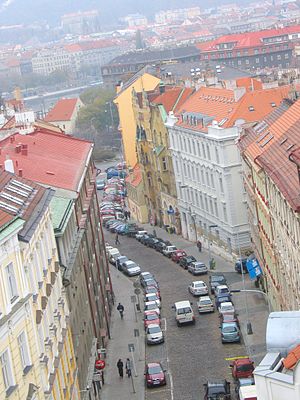 Auto's geparkeerd langs een straat in Praag
