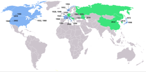 Kaart met locaties van Olympische Winterspelen. Landen die één Olympische Winterspelen hebben georganiseerd zijn groen gearceerd, terwijl landen die er twee of meer hebben georganiseerd blauw zijn gearceerd.  