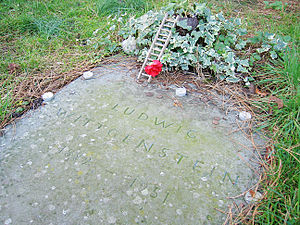 "Šiandien ant Liudviko Vitgenšteino kapo Kembridžo Kristaus Žengimo į dangų parapijos kapinėse buvo 18 1 penso monetų. Iš pradžių - prieš kelias dienas - ten buvo keturios, pasklidusios aplink, o vėliau - penkios, sudėtos į nedidelę krūvelę viename šone. Šį rytą buvo 15, tvarkingai pabrėžiančių jo vardą. Dabar yra dar trys, vis dar tvarkingai išrikiuoti. Bėgant metams ant kapo buvo padėta daugybė smulkių daiktų, įskaitant citriną, kiaulienos pyragą, pono Kiplingo keksiuką ir budistų maldos ratą. Visa tai labai intriguoja."