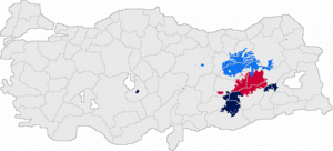 Regiunile în care se vorbește Zaza în Turcia, cu cele trei zone dialectale principale: Tunceli, Palu-Bingöl, Varto și Siverek (și diasporă în Kars, Sarız, Aksaray și Taraz).