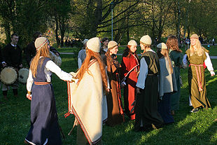 Een folkloregroep uit Litouwen die zingt en danst