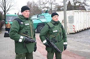 Saksan nykyajan poliisi, jolla on luotiliivit ja konepistooli...  