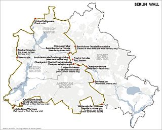 Kaart met de locatie van de Berlijnse muur en de oversteekplaatsen
