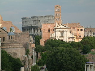 Mieszanka architektury w Rzymie. Z tyłu jest ogromny mur starożytnej areny sportowej, Koloseum. W pobliżu znajduje się wieża kościoła z około 1100 roku w średniowieczu. Biały front kościoła św. Franceski pochodzi z lat 1600. Kolumny i połamane ściany pochodzą z budowli starożytnego Rzymu. Okrągła budowla po lewej stronie jest obecnie kościołem, ale była to starożytna świątynia.