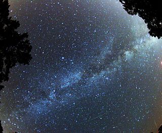 Många aboriginska grupper tolkar den stora sprickan i Vintergatan som en flod på himlen. Andra grupper identifierar den som regnbågsormen.  