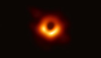 Det supermassiva svarta hålet i kärnan av den superjättelika elliptiska galaxen Messier 87 i stjärnbilden Jungfrun. Det svarta hålet var det första som avbildades direkt (Event Horizon Telescope, publicerat den 10 april 2019).  