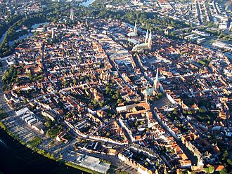 View of the old town (world heritage) from N in direction SSW; on the right above the Trave, on the left below the Kanaltrave. In front of the ramparts are the suburb St.Lorenz on the top right and the suburb St.Jürgen on the left. (Aerial view 2006)