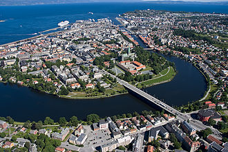 View in northeast direction over Trondheim: The Nidelva river comes from the lower left and flows into the Trondheimfjord in the upper right.