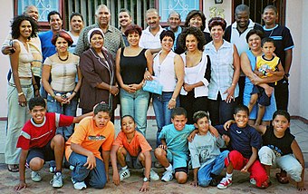Pietų Afrikos Respublikos daugiavaikė šeima, kurioje matomos skirtingos odos spalvos
