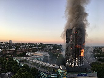 Grenfell Tower în flăcări la scurt timp după ora 4 dimineața, în dimineața următoare  